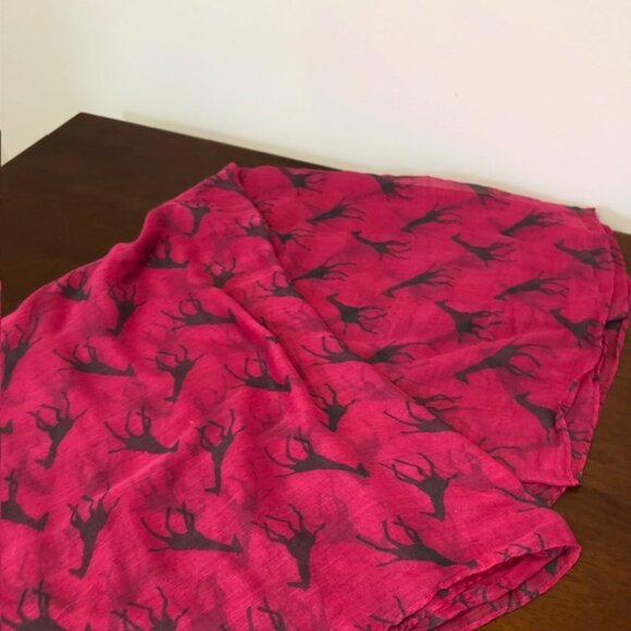 Giraffe Print Novelty Pink Scarf Wrap - Picture 8 of 8